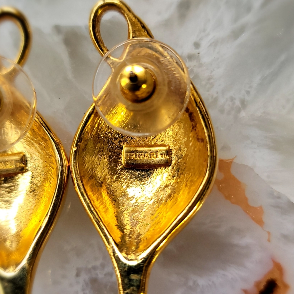 VINTAGE TRIFARI Gold Tone Pierced Earrings - Picture 3 of 4